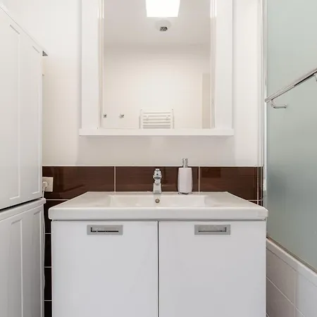 High Floor 2br Downtown With Danube View Balcony Parking Available Lägenhet