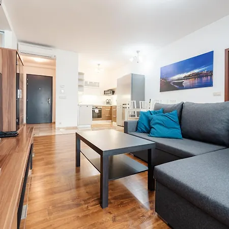 Apartmán High Floor 2br Downtown With Danube View Balcony Parking Available