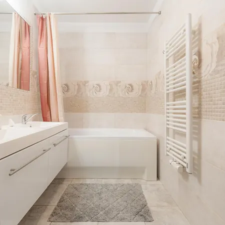 High Floor 2br Downtown With Danube View Balcony Parking Available Apartmán *
