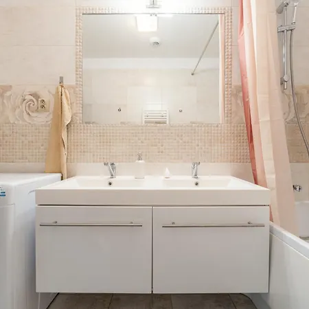 High Floor 2br Downtown With Danube View Balcony Parking Available *