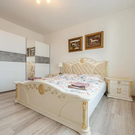 Apartmán High Floor 2br Downtown With Danube View Balcony Parking Available *