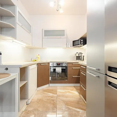High Floor 2br Downtown With Danube View Balcony Parking Available Apartmán *