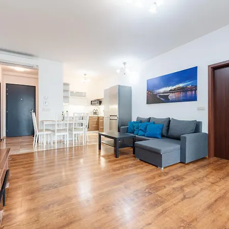 Apartmán High Floor 2br Downtown With Danube View Balcony Parking Available *