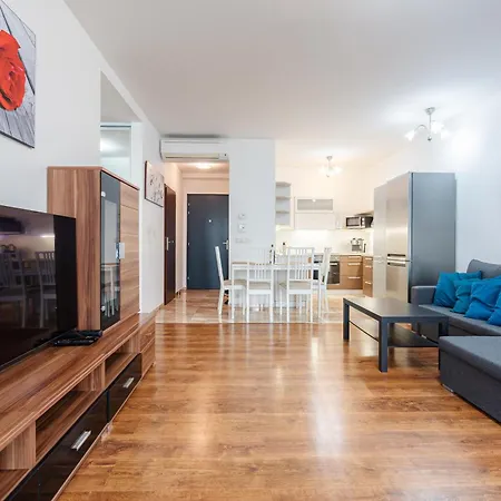 High Floor 2br Downtown With Danube View Balcony Parking Available Apartmán *