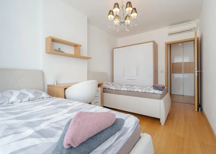 High Floor 2br Downtown With Danube View Balcony Parking Available *