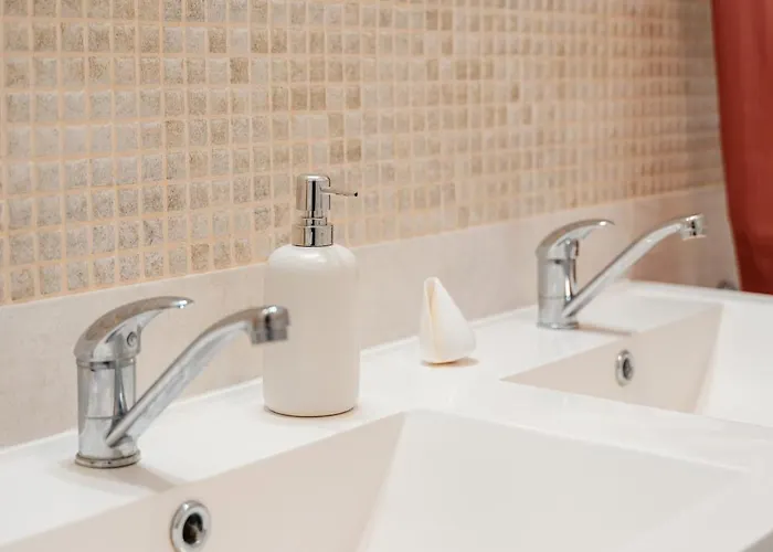 아파트 High Floor 2br Downtown With Danube View Balcony Parking Available *