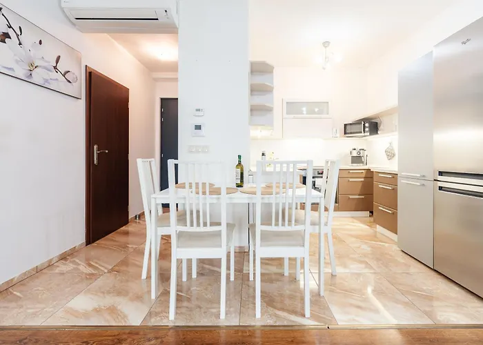 아파트 High Floor 2br Downtown With Danube View Balcony Parking Available 브라티슬라바