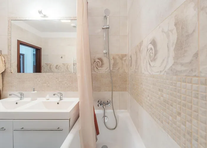 아파트 High Floor 2br Downtown With Danube View Balcony Parking Available