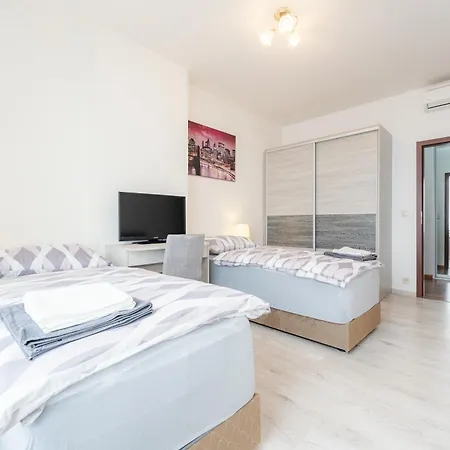 شقة High Floor 2br Downtown With Danube View Balcony Parking Available *