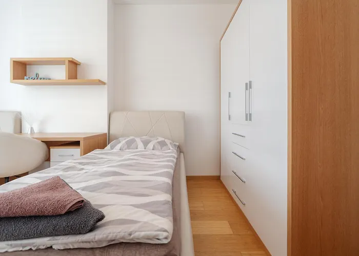 High Floor 2br Downtown With Danube View Balcony Parking Available *