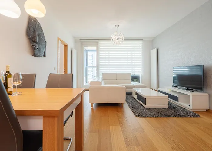 High Floor 2br Downtown With Danube View Balcony Parking Available شقة براتسيلافا