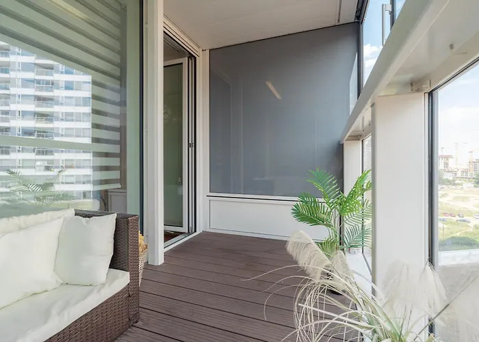 High Floor 2br Downtown With Danube View Balcony Parking Available براتسيلافا