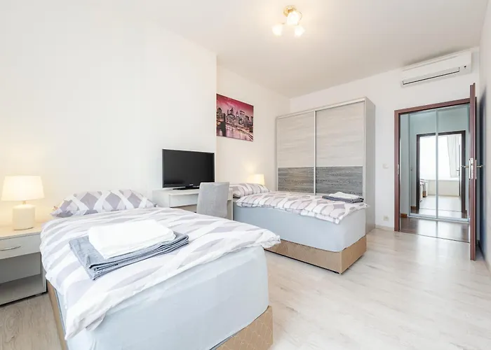 شقة High Floor 2br Downtown With Danube View Balcony Parking Available *