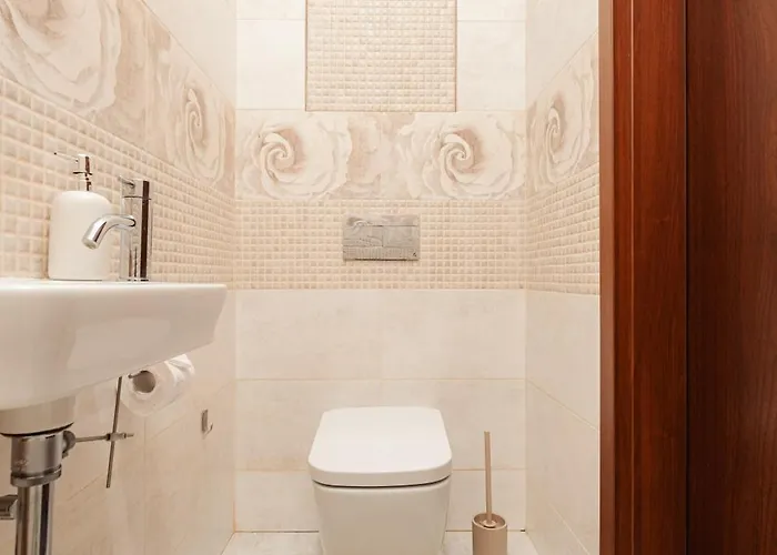 High Floor 2br Downtown With Danube View Balcony Parking Available شقة براتسيلافا