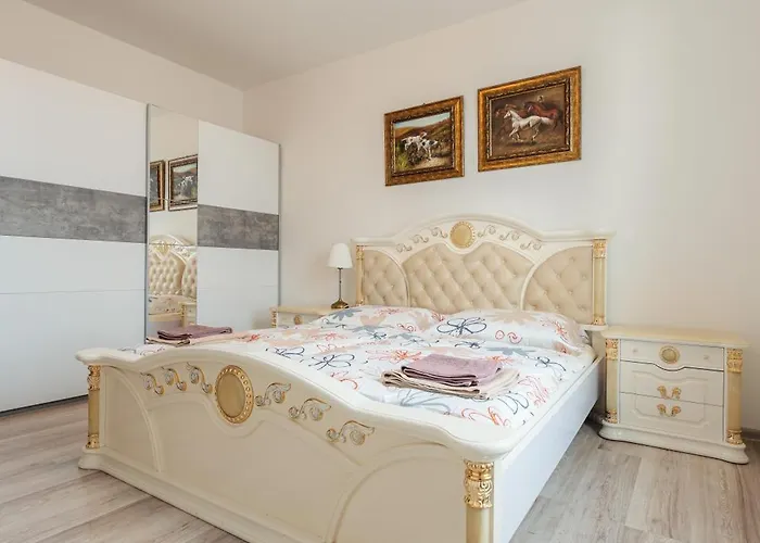 شقة High Floor 2br Downtown With Danube View Balcony Parking Available *