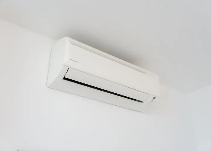 High Floor 2br Downtown With Danube View Balcony Parking Available براتسيلافا